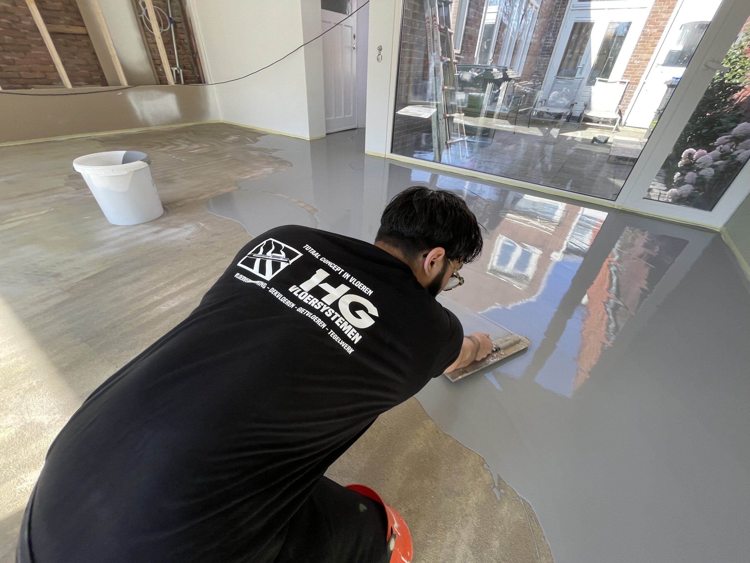 HG Vloersystemen vakman aan het werk
